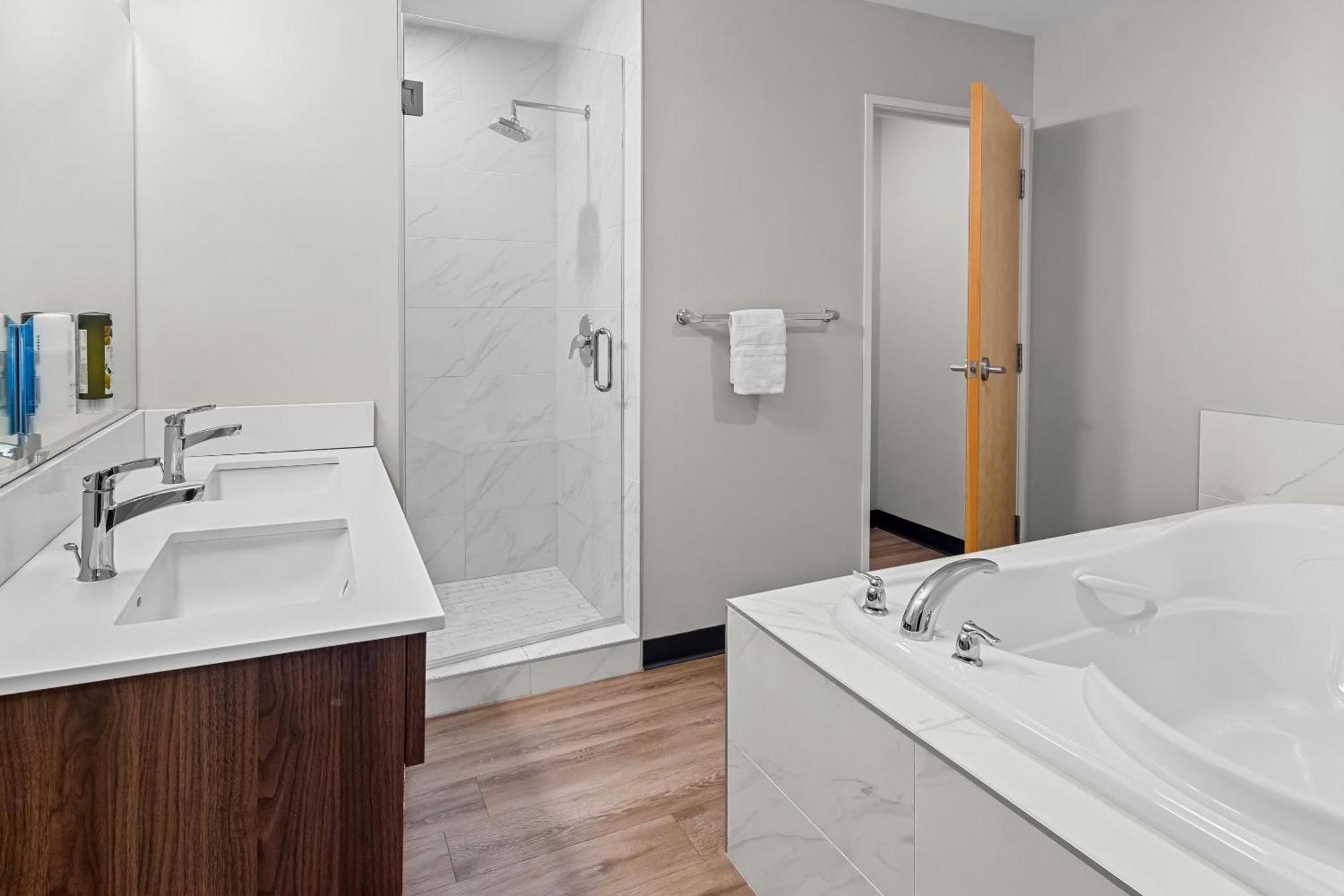 Park Inn By Radisson, Келоуна Экстерьер фото